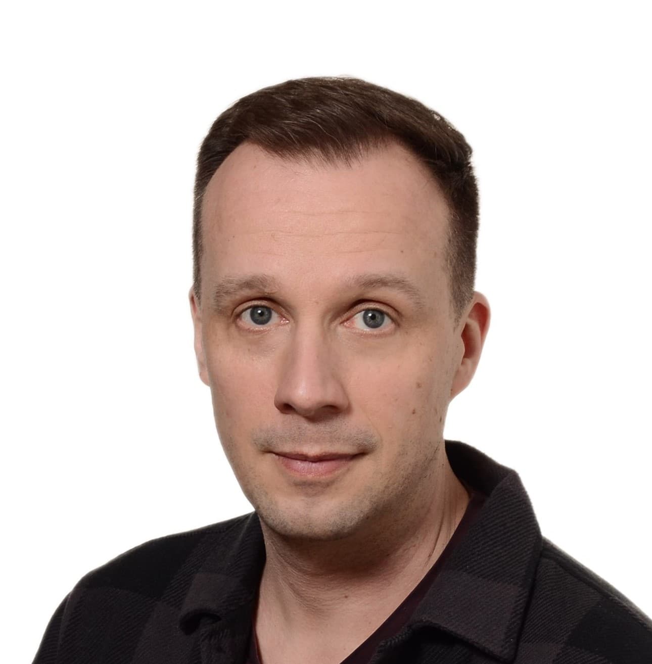 Tommi Saarela, Lääketieteen lisensiaatti — Pihlajalinna